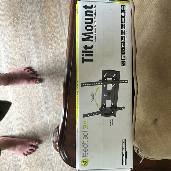 Universal tilt tv mount - Picture 1 of 4